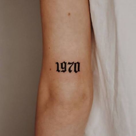 3 Dates Tattoo, Birthyear Tattoo Men, Year Tattoo Fonts, 1970 Tattoo Number, 1993 Tattoo Fonts, 1995 Tattoo Old English, Birthyear Tattoo Ideas, 1970 Tattoo, 1973 Tattoo