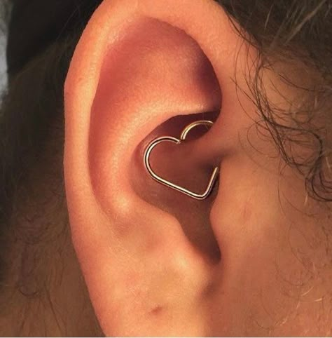 Daith Piercings, Cool Ear Piercings, Pretty Ear Piercings, Cute Ear Piercings, Cool Piercings, Piercing Inspo, Cute Piercings, Daith Piercing, Piercings And Tattoos