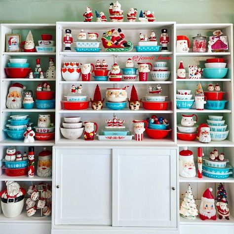 Jennie Elizarrez’s Instagram photo: “Merry Christmas Eve!!! 🎅🏼🎄🎁 I will be taking this display down in a few days do you think I should put up New Year’s or Valentine’s Day???” Christmas Pyrex, Vintage Pyrex Collection, Pyrex Display, Pyrex Dishes, Grandmillenial Style, Pyrex Set, Pyrex Collection, Christmas Vignettes, Vintage Dishware