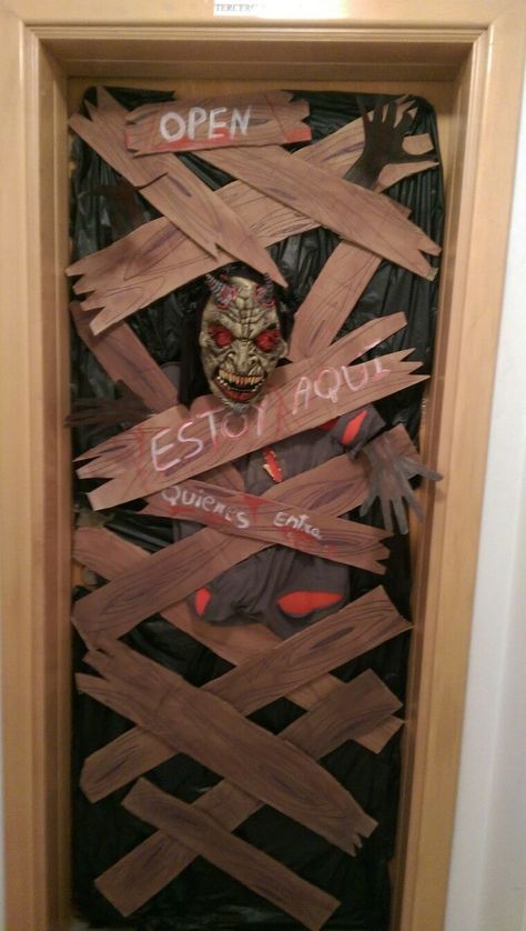 Scary Door Ideas, Halloween Door Decorations Scary, Scary Door Decorations Halloween, Scary Halloween Door Decorations, Door Decorations Contest, Spooky Door Decorations, Halloween Door Decorations Contest, Puertas Halloween, Puerta Halloween