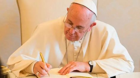 Imagen referencial. Papa Francisco escribiendo. Foto: Vatican Media Letter Of Encouragement, World Youth Day, San Juan Pablo Ii, Christian Activities, Pope Benedict Xvi, Anti Christianity, Sacred Scripture, Youth Day, Catholic Books