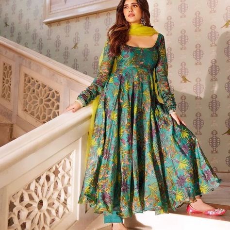 Costume collections Plain Anarkali Dress Simple, Frock Style Kurti Design, Printed Anarkali Dress, Silk Salwar Suit, Cotton Anarkali Kurta, Boutique Suit, Diy Maxi Dress, Suit Indian, Simple Kurti