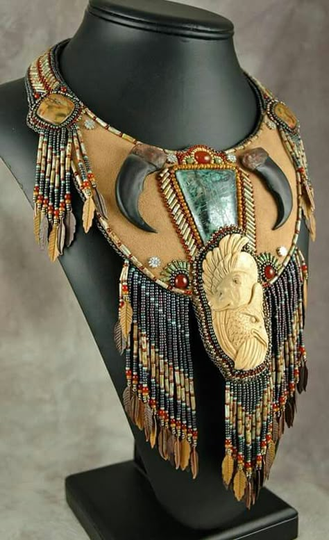 American Indian Jewelry Necklaces, Native Indian Jewelry, Art Perle, Western Necklaces, Embroidered Necklace, Native Beadwork, Beautiful Beadwork, Embroidered Art, Bead Embroidery Jewelry