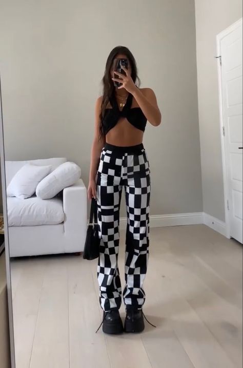 Bra Top Outfit Street Style, Crssd Outfits, Jungle Festival Outfit, Rave Outfits With Pants, Crssd Festival Outfit, Ezoo Outfits Festivals, Iii Points Festival Outfits, Festival Music Outfit, John Summit Concert Outfit