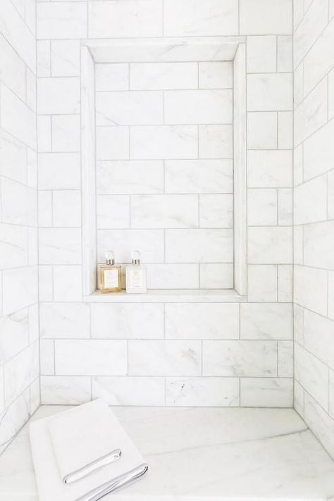 white marble tile White Marble Shower, Marble Shower Tile, Showers Without Doors, Modern White Bathroom, Walk In Shower Designs, White Marble Tiles, Marble Showers, Bad Inspiration, Tiled Shower