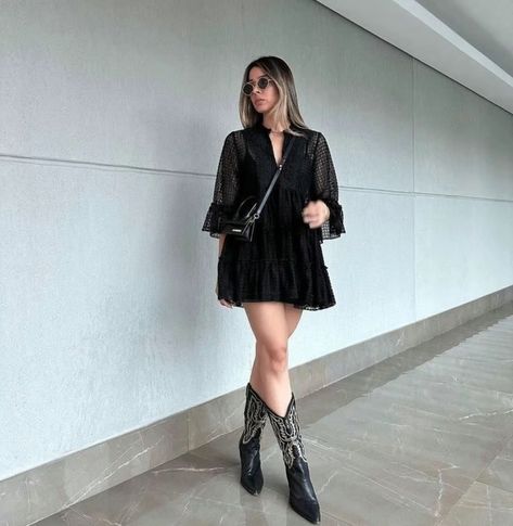 Styling Black Cowboy Boots Women, Outfit Con Cowboy Boots, Womens Cowboy Boots Outfits, Bota Western Look, All Black Western Outfit, Outfits Feria, Look Bota Western, Ootd Vaquero, Black Western Outfit