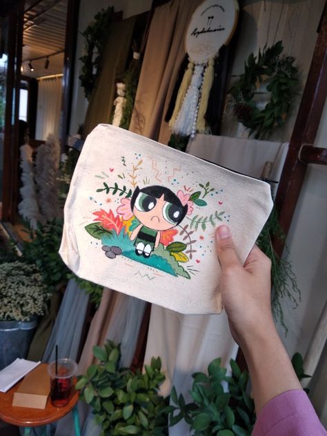 Hand Painted Purses Diy, Canvas Pouch Painting Ideas, Canvas Pouch Painting, Painting On Pouch, Canvas Pouch Design Ideas, Pouch Painting Ideas, Pouch Painting, Hand Painted Bags Handbags, Blue Pottery Designs