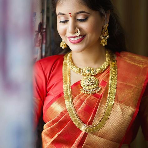 Engagement look for @swadeepa_reddy We did nude eyeshadow with a clean eyeliner for her eyes, HD base and coral-nude blush with red lips,… Clean Eyeliner, Kasula Peru, Indian Matrimony, Kasu Mala, Engagement Look, Long Haram, Bridal Jewelery, Gold Necklace Indian, Gold Necklace Indian Bridal Jewelry