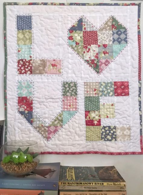 Pixel Quilt Patterns Free, Quilting Projects Ideas Free Pattern, Seasonal Quilts, Mini Patchwork, Love Quilt, Heart Quilt Pattern, Mini Quilt Patterns, Hanging Quilts, Baby Quilt Patterns