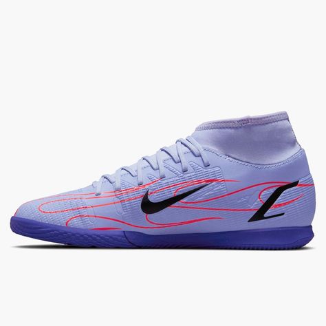 Zapatillas Fútbol Sala. Juega al fútbol como un auténtico profesional con las zapatillas de fútbol sala Nike Mercurial Superfly 8  de la colección de Kylian Mbappé. Velocidad en tus pies y óptimo control del balón gracias a su diseño con patrón texturizado Touch Textured . La media elástica envuelve el tobillo para brindarte ese plus de sujeción y estabilidad que buscas en tus regates. La suela exterior te permite jugar en pista indoor. Características:Tejido exterior texturizado Touch Textured. Futsal Shoes, Best Shoes For Men, Nike Mercurial, Color Rojo, Nike Cortez Sneaker, Nice Shoes, Shoes Mens, Sneakers Nike, Soccer