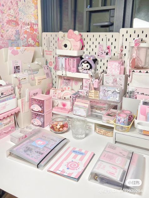 Aesthetic Study Desk, Kuromi Pink, Kawaii Room Ideas, Cozy Desk, Study Desk Decor, School Pens, Room Organisation, Hello Kitty Rooms, Pink Desk