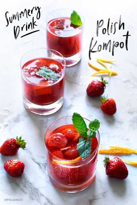 [Recipe in English] Polish Strawberry Kompot: so light and refreshing! #polonist #polishrecipes #strawberries #summerrecipes Fruit Drinks Recipes, Poland Food, Dried Pears, Summer Lunches, Fruit Cocktail, Fruit Compote, Strawberry Juice, Kampot, Easy Drinks