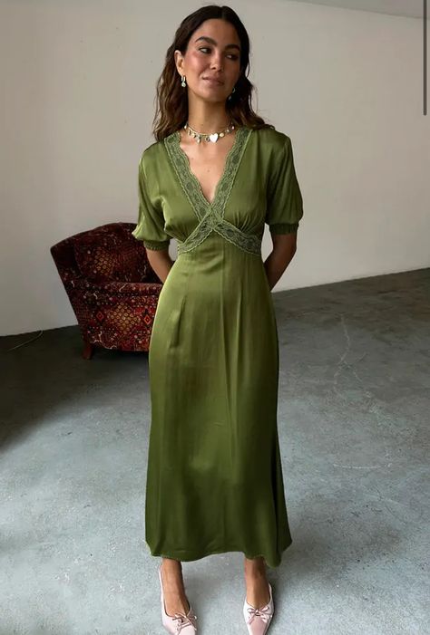 Silk Dresses Outfit, Long Green Dress, Never Fully Dressed, Exclusive Dress, Feminine Outfit, Dress Robes, Dress Outfit, Unique Dresses, Colourful Outfits