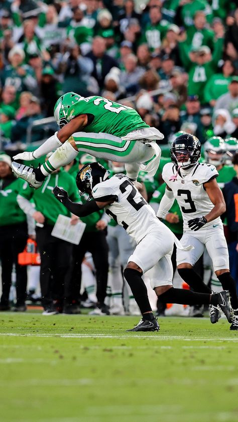 Saquon Barkley Hurdle, Saquon Barkley Eagles Wallpaper, Philidaphda Eagles, Cold Nfl Photos, Eagles Wallpaper Philadelphia, Saquon Barkley Eagles, Philadelphia Eagles Aesthetic, Eagles Football Wallpaper, Saquon Barkley Wallpaper