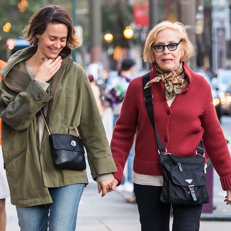 Sarah Paulson and Holland Taylor--32 year age gap and happily in love. Age Gap Couples, Age Gap Love, George And Amal, Holland Taylor, Dating Women, Sarah Paulson, Amal Clooney, Helena Bonham Carter, Les Couples