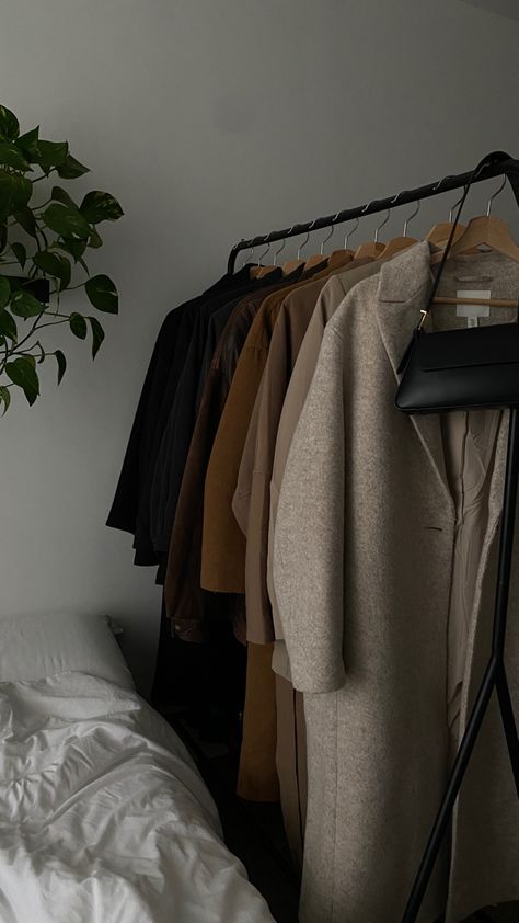 Clothing Organization Aesthetic, Organizing Ideas For Bedrooms Aesthetic, Minimalist Closet Aesthetic, New Wardrobe Aesthetic, Minimalist Bedroom Wardrobe, Minimalistic Closet, Simplicity Aesthetic, Glamour Bedroom, Wardrobe Aesthetic