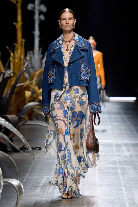 Etro Spring 2025 Ready-to-Wear https://www.vogue.com/fashion-shows/spring-2025-ready-to-wear/etro/slideshow/collection#16 Designer Sportswear, Casual Chic Summer, What Is Fashion, Spring 2025, Summer 2025, Minimal Outfit, Spring Fashion Trends, Nyc Fashion, Mode Inspiration