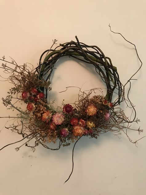 Grapevine Wreath With Dried Flowers, Curly Willow Wreath, Dried Flower Wreath Diy, Dry Flower Wreath, Dried Flowers Crafts, Christmas Centrepieces, Dried Floral Wreaths, Spring Flower Wreath, Cut Flower Farm