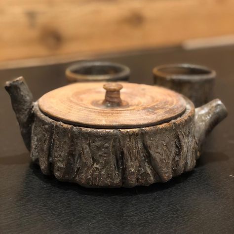 Nature Ceramics Inspiration, Creative Teapots Ceramics, Ceramic Tree Stump, Clay Teapots Handmade, Ceramic Teapots Handbuilt, Sculptural Teapot, Teapot Sculpture, Tree Ceramics, Mushroom Teapot