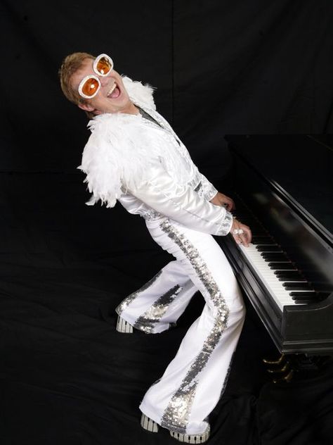 Elton John Baseball Costume, Elton John 1970s Fashion, Elton John 70s Style, 1970s Elton John, Elton John Outfits 70s, Elton John Fashion Inspiration, Elton John White Outfit, Elton John Iconic Outfits, Classic Rock Halloween Costumes