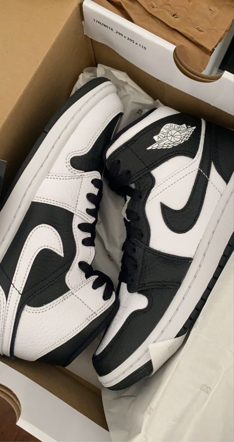 Black Nikes Aesthetic, Nike Jordan Shoes Black Sporty, Nike Air Jordan Black And White, Nike Jordon 1 Black, Jordans Black And White Aesthetic, Naruto Shoes, Nike Fashion Shoes, Jordan 1s, Street Shoes