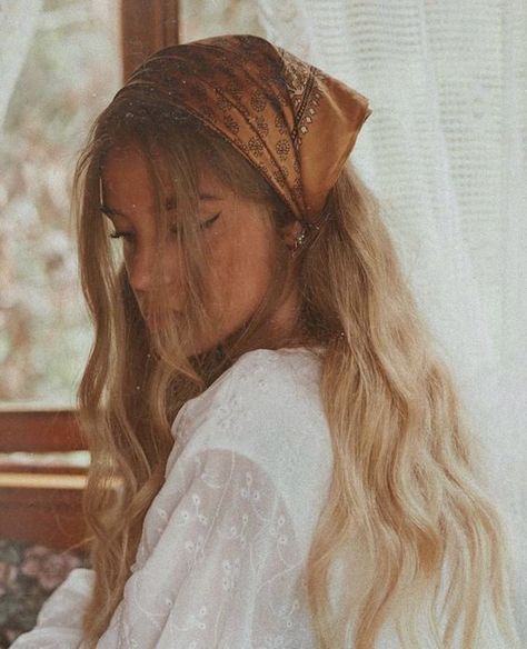 #bandana #hairinspo #hairaccessories #easyhair #springlooks #inhhair Hairstyle Scarf, Boho Hairstyle, Hair Scarf Styles, Vlasové Trendy, Scarf Vintage, Bandana Hairstyles, Easy Hairstyles For Long Hair, Grunge Hair, Vintage Hairstyles