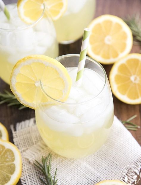 Rosemary Lemonade Master Cleanse Recipe, Rum Sour, Rosemary Lemonade, Mango Margarita Recipe, Detox Lemonade, Sugar Free Lemonade, Lemon Detox, Homemade Detox, Mango Margarita