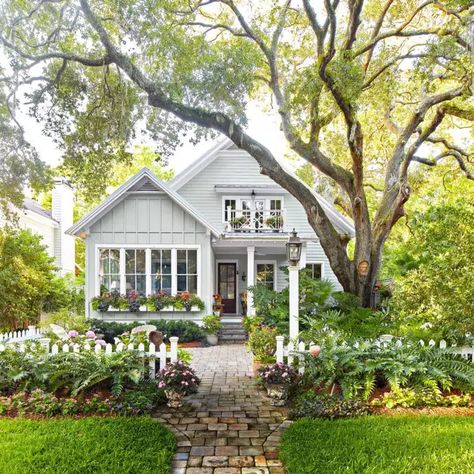 10 Front Yard Landscaping Tips to Add Curb Appeal Exterior Landscaping Curb Appeal, House Without Front Porch, Small House Big Yard, Country Cottage Landscaping Front Yards, Front Yard Landscaping Farmhouse Style, Fromt Yard Landscape, 1950s Landscaping, Beach Cottage Landscaping, No Lawn Front Yard Landscaping