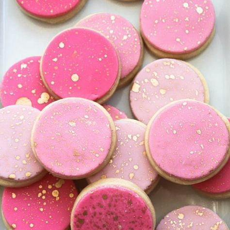 Pink and gold sugar cookies #sugarcookies #pinkandgold #girly (cookies, but I love the technique of the gold splatter...could look awesome with watercolors) Trendy Cupcakes, Cookie Inspiration, Iced Cookies, Gold Party, Icing Cookies, Pink Parties, Cookie Art, Royal Icing Cookies, Cookie Designs