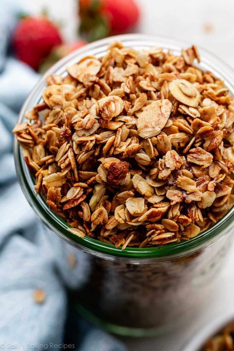 Vanilla Almond Granola (8 Ingredients) Vanilla Almond Granola Recipe, Lactation Snacks, Almond Granola Recipe, Granola Oats, Vanilla Almond Granola, Homemade Granola Healthy, Oat Recipes Healthy, Vegan Granola, Healthy Granola