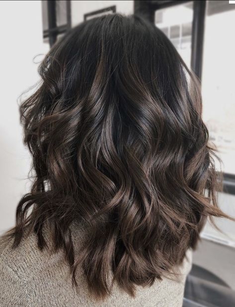 Natural Brown Hair, Rambut Brunette, Brown Hair Shades, Gorgeous Hair Color, Vlasové Trendy, Brown Hair Balayage, Hair Shades, Penteado Cabelo Curto, Brown Hair With Highlights