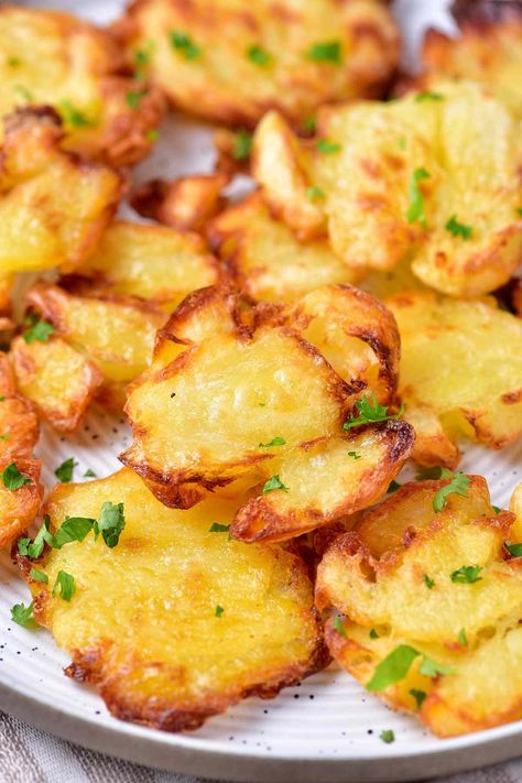 air fryer smashed potatoes with herbs. Air Fryer Smashed Potatoes, Potatoes Smashed, English Roast, Mini Potatoes, Seasoned Potatoes, Dried Potatoes, Making Mashed Potatoes, Smashed Potatoes, Trending Recipes