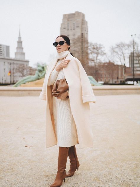 Ivory Sweater Dress Outfit, Beige Monochromatic Outfit, Sweater Street Style, Ivory Sweater Dress, Ivory Outfit, Bittersweet Colours, Winter Outfits Christmas, Classic Italian Style, Timeless Boots