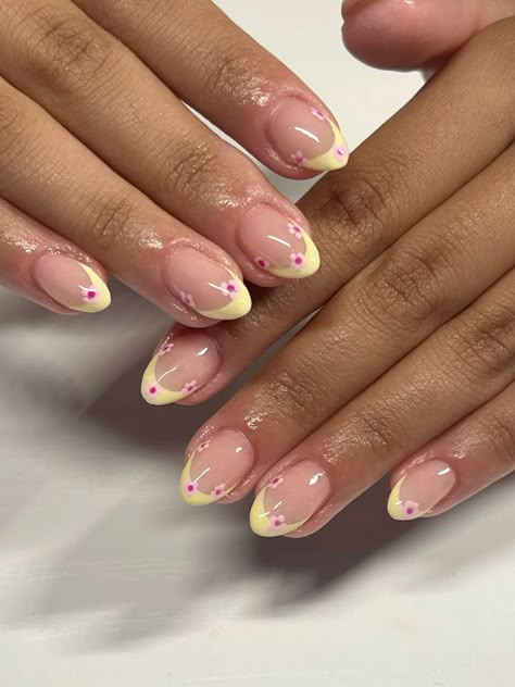 insta @imtznails more in telegram Yellow Biab Nail Art, Cute Yellow Nail Ideas Short, Yellow Manicure Ideas Summer, Gel Nails Ideas Yellow, Simple Yellow Nail Designs, Nail Inspo Summer Yellow, Pink And Yellow Short Nails, Yellow Nail Ideas Short, Butter Yellow Nails With Design