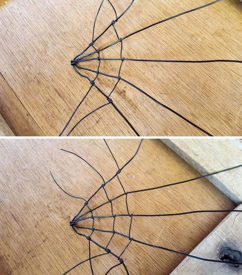 Easy Wire Art, Wire Art Tutorial, Art Tut, Wire Spider, Diy Furniture Ideas Upcycling, Barn Wood Picture Frames, Christmas Spider, Beaded Spiders, Diy Furniture Ideas