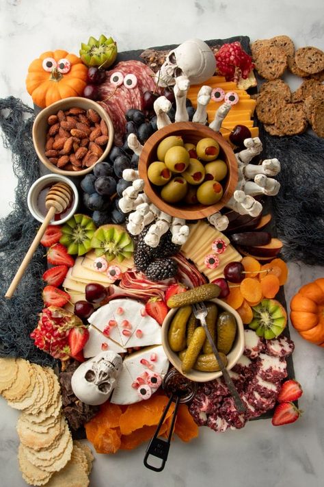 Halloween Platter, Halloween Themed Snacks, Halloween Charcuterie Board, Themed Snacks, Halloween Charcuterie, Halloween Party Appetizers, Easy Halloween Food, Charcuterie Inspiration, Halloween Appetizers