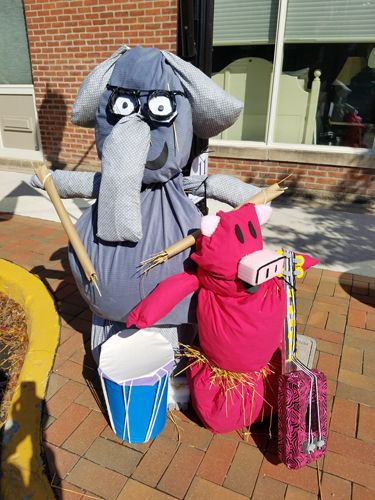 Book Character Scarecrow Ideas, Scarecrow Ideas For Contest School, Classroom Scarecrow, Crow Ideas, Scarecrow Contest, Piggie And Elephant, Scarecrow Ideas, Scarecrow Festival, October School