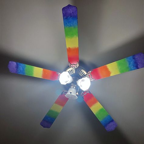 Rainbow Ceiling Fan, Rainbow Ceiling, Fan Blade Art, Rainbow Fan, Rainbow Bedroom, Roof Fan, Rainbow Room, Upcycling Ideas, Diy Art Projects