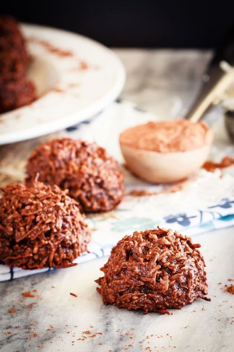 Chocolate Coconut Macaroons have only five ingredients. Perfect for the chocolate coconut lover in your house! Coconut Macaroon Cookies, Chocolate Coconut Macaroons, Coconut Macaroons Recipe, Chocolate Macaroons, Macaroon Cookies, Best Cookies Ever, Macaroon Recipes, Cookie Swap, Coconut Macaroons