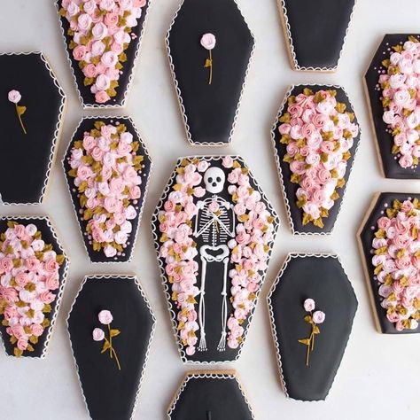 Coffin Cookies, Halloween Backen, Decorações Com Comidas, Industrial District, Halloween Baking, Halloween Desserts, Iced Cookies, Pink Halloween, Icing Cookies