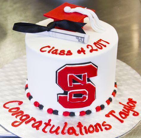 NC State graduation cake - Cake #019 Nc State Cake Ideas, Nc State Graduation Cake, Nc State Graduation Party, Nc State Cake, Ncsu Wolfpack, Graduation Treats, Graduation Party High, Nc State University, Grad Ideas