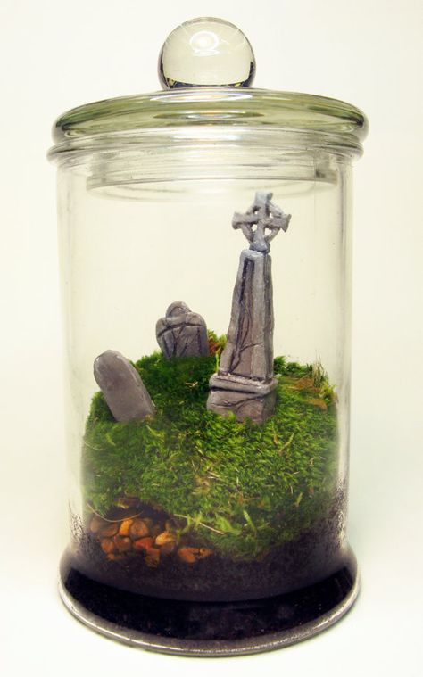 Horror Terrarium, Cemetery Terrarium, Graveyard Terrarium, Witchcraft Room, Creepy Graveyard, Halloween Cloche, Handmade Halloween Decorations, Terrarium Garden, Halloween Eve