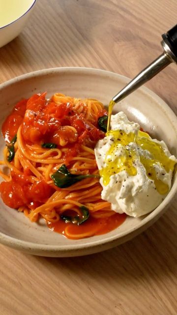 Matt Zielonka on Instagram: "My Favourite recipe of 2023🧡 🔥 What’s yours ❓Spaghetti alla Chitarra with tomato sauce and creamy Burrata 🍝 SERVES 4 400g/14oz spaghetti Chitarra 5 tablespoons olive oil, plus extra for drizzling 5 garlic cloves, thinly sliced 1 x 400g/14oz tin of chopped tomatoes or 500g/1lb 2oz fresh datterini or cherry tomatoes handful of basil leaves 2 burrata, halved Parmesan, to serve Full recipe link in Bio 😋 #spaghetti #burrata #eeeeeats #easyrecipes #homecooking #kitchen #chef #explore #food #foodporn #artofplating" Basil Leaves, Chopped Tomatoes, Tomato Sauce, Cherry Tomatoes, Home Cooking, Garlic Cloves, My Favourite, Basil, Olive Oil