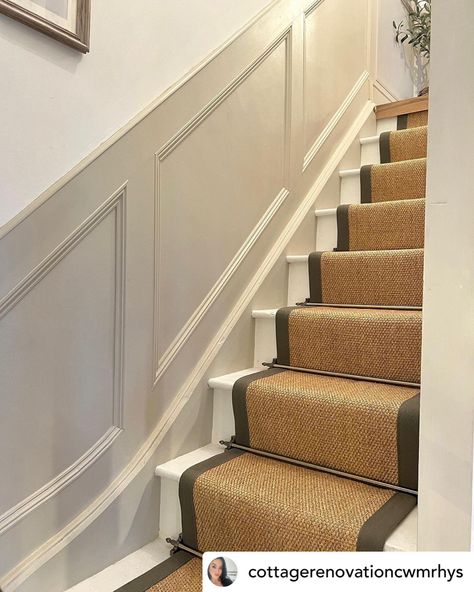 Sisal Stair Runner, Stairs And Hallway Ideas, Cottage Hallway, Cottage Stairs, Carpet Staircase, Stair Rug Runner, Staircase Runner, House Staircase, Narrow Hallway Decorating