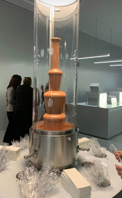 Lindt Museum, Chocolate Castle, Dumpling Restaurant, Concept Store Ideas, Chocolate Store Design, Chocolate Museum, Chocolate Walls, Vintage Coffee Shops, Nestle Chocolate