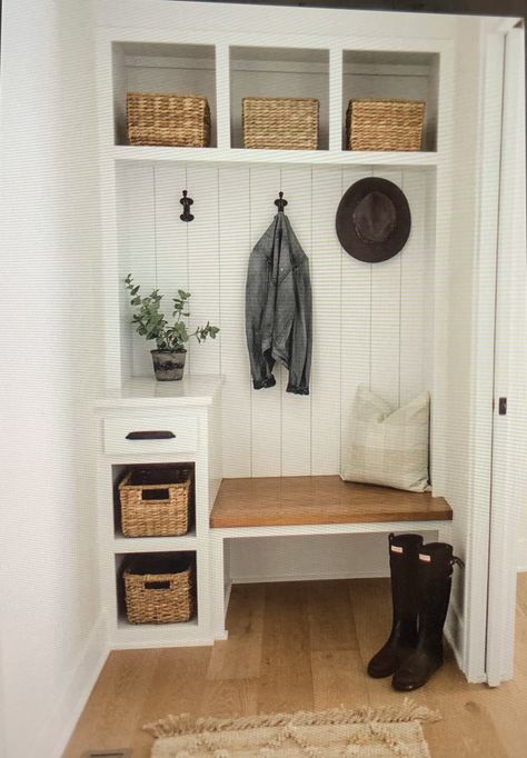 Oakstone Homes, Small Mudroom, Small Mudroom Ideas, Mudroom Laundry, Mud Room Entry, Mudroom Ideas, Mudroom Decor, Seating Ideas, Mud Room Storage