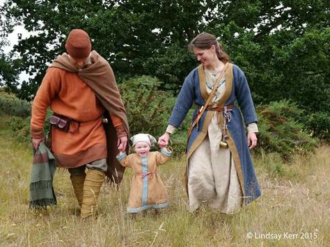 Wulfheodenas Saxon group Saxon Clothing, Anglo Saxon Clothing, Period Stuff, Saxon History, Viking People, Anglo Saxon History, Woman Costumes, Medieval Reenactment, Viking Garb