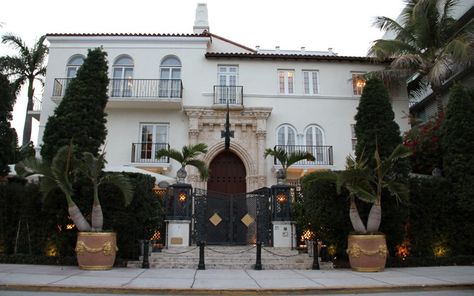 Gianni Versace house - exterior Versace House Miami, Gianni Versace House, Versace House, Versace Miami, Versace Mansion, Miami Art Deco, Miami Houses, Versace Home, Celebrity Houses