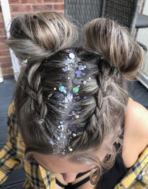 Hair glitter space buns Glitter Part Hairstyles, Space Buns Concert Hair, Space Buns With Glitter Roots, Space Buns Glitter Roots, Glitter Buns Hairstyles, Festival Hairstyles Glitter, Curly Glitter Hair, Space Buns With Added Hair, Concert Hairstyles With Glitter