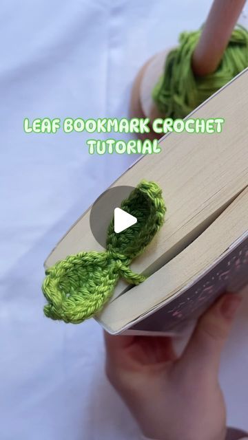 Bookmarks Handmade Cute, How To Crochet A Bookmark, Crochet Bookmark Ideas, How To Crochet Leaves, How To Crochet A Leaf, Crochet Book Marks, Crochet Leaf Bookmark, Crochet Bookmark Tutorial, Bookmark Crochet Tutorial